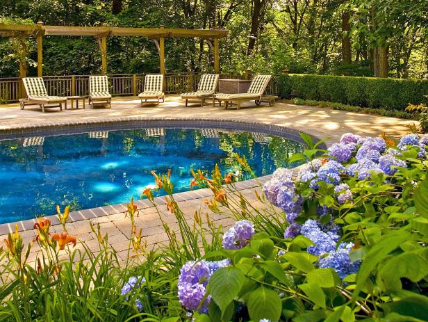 Inflatable pool landscaping trends for a modern and stylish backyard