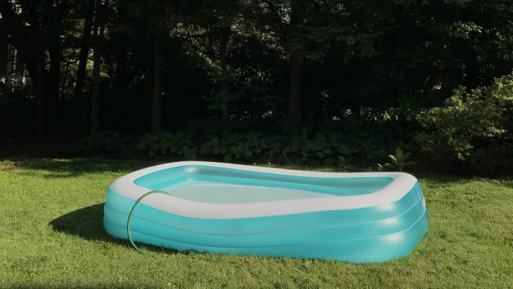 Inflatable pool versus outdoor barbecues: Which offers better summer fun?